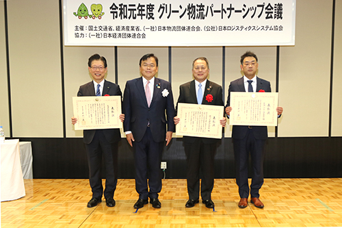 左から　北海道旅客鉄道株式会社 代表取締役社長 島田修、赤羽一嘉国土交通大臣、佐川急便株式会社 代表取締役社長 本村正秀、天塩ハイヤー株式会社 専務取締役 西澤裕之