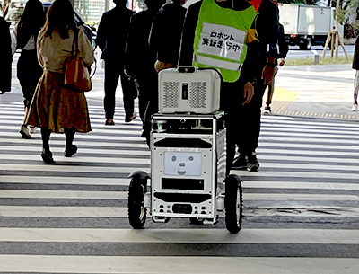 信号機の表示情報を受信して交差点を横断写真